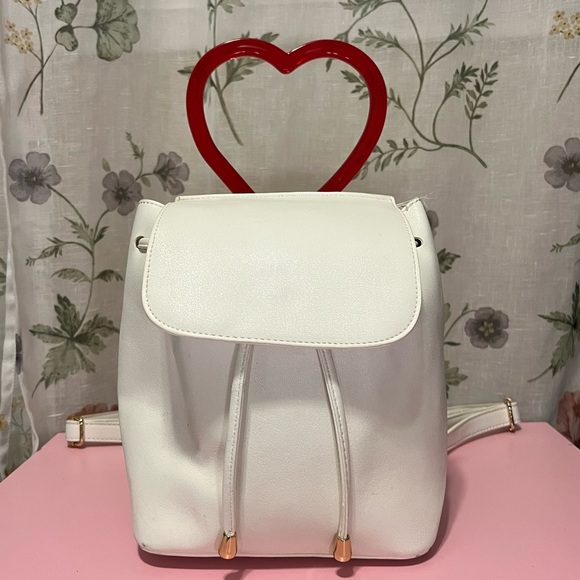 WHITE DRAWSTRING HEART BUCKET BACKPACK - Picture 1 of 3